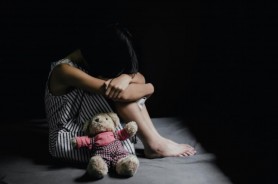Copilă torturată fără milă de propria mamă. Fetiţa a fost biciuită şi opărită luni în şir, sub privirile fratelui ei